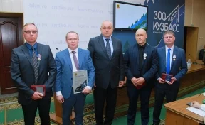 В Кузбассе наградили врачей, спасших пострадавших в ДТП шахтёров