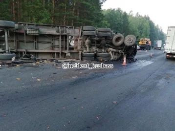 Фото: После ДТП на трассе в Кузбассе у грузовика оторвало кабину 1