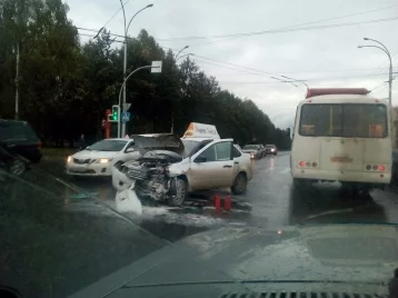 Фото: ГИБДД: в аварии на кемеровском перекрёстке пострадал водитель такси 1