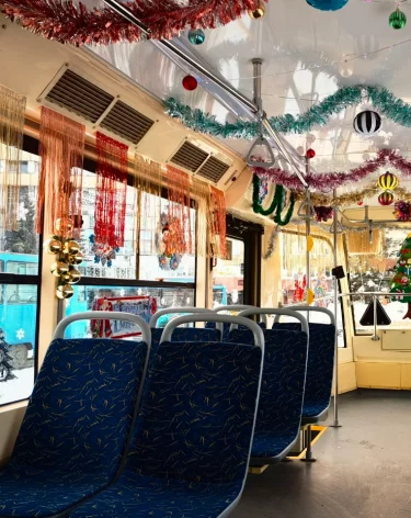 Экипажи общественного транспорта Новокузнецка украсили свои машины к Новому году