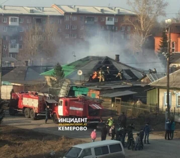 Фото: В Кемерове загорелся частный дом 1