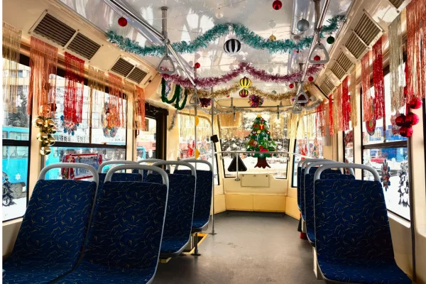 Экипажи общественного транспорта Новокузнецка украсили свои машины к Новому году