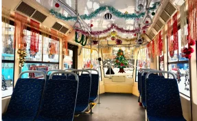 Экипажи общественного транспорта Новокузнецка украсили свои машины к Новому году