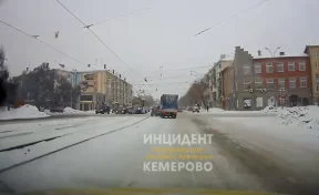 Момент тройного ДТП с участием трамвая в Кемерове попал на видео