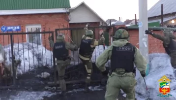 Фото: Опубликовано видео штурма дома наркоторговки в Кемерове сотрудниками ОМОН 1