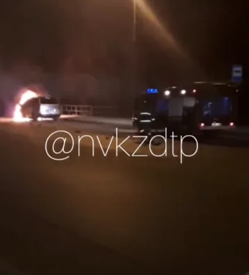 Фото: Пожар в минивэне в Кузбассе попал на видео 1