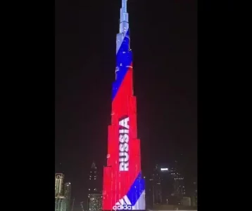 Фото: Самое высокое здание в мире окрасили в цвета российского флага 1