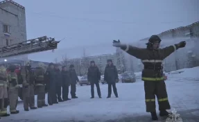 В Новокузнецке огнеборцы на морозе облили боевого товарища из пожарного шланга 