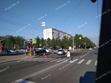 Фото: На кемеровском перекрёстке автомобиль после ДТП врезался в ограждение 1