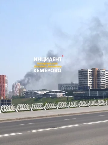 Фото: На улице Заречной в Кемерове горят два дома 1