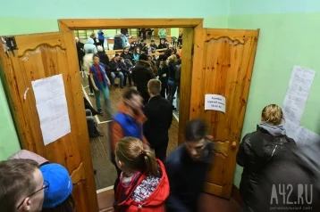 Фото: «Большая часть вешалок сломана»: кузбассовец сообщил, что в школе дети вынуждены складывать одежду в огромную кучу 1