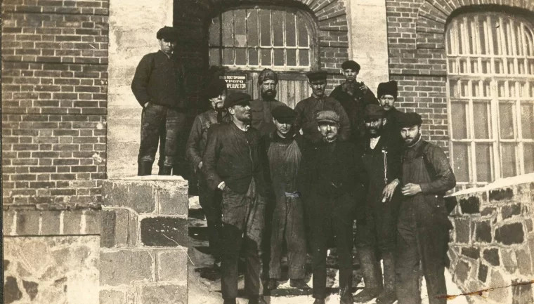 Рабочие на крыльце электроцеха