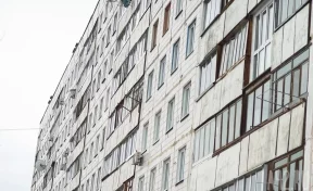 В кемеровской многоэтажке загорелся балкон из-за неосторожного курения