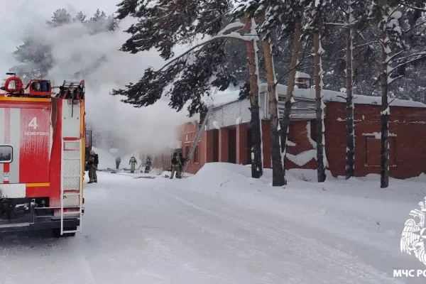 Придорожное кафе загорелось на трассе Р-255 «Сибирь» в Кузбассе