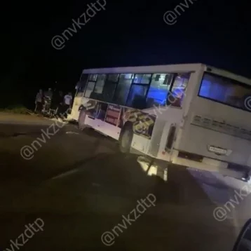 Фото: В Кузбассе произошло ДТП с участием пассажирского автобуса 1
