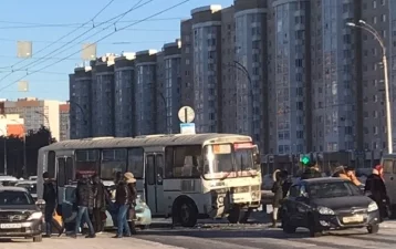 Фото: В Кемерове произошло ДТП с участием маршрутки на пересечении проспекта Шахтёров и проспекта Кузбасского 1