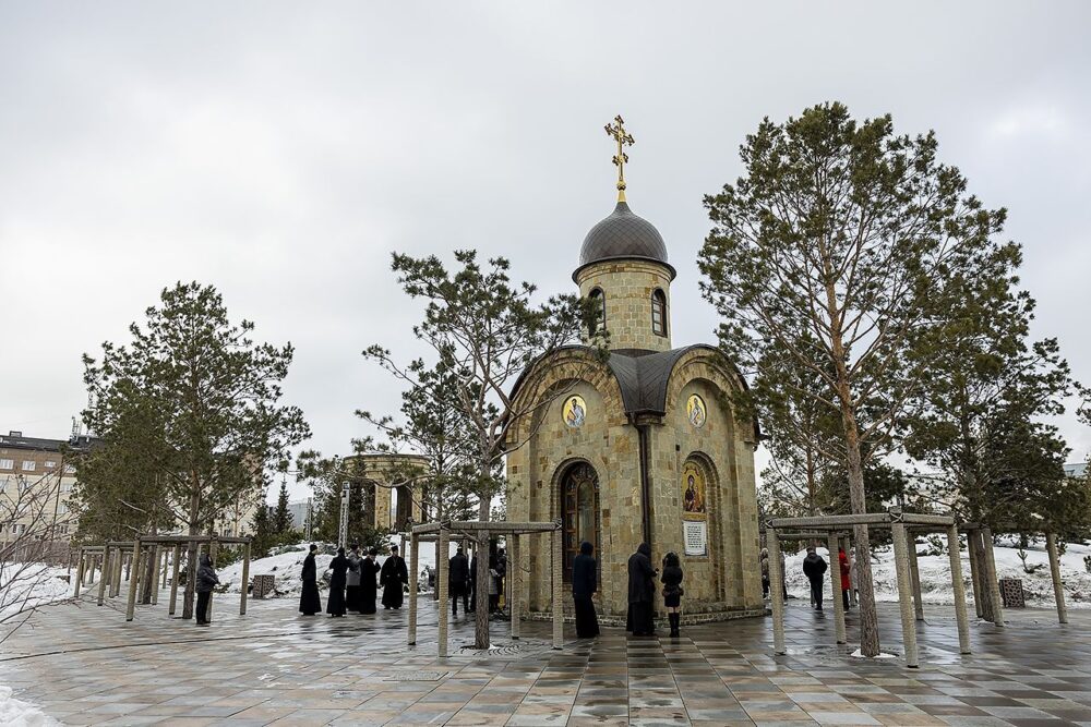 В кемеровском Парке Ангелов прошла заупокойная служба в память о погибших в «Зимней вишне»