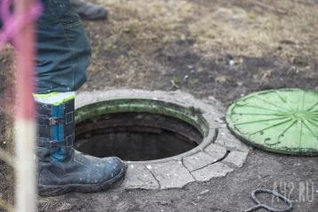 Фото: В Улан-Удэ гулявший один ребёнок упал в канализационный люк и провёл там ночь 1