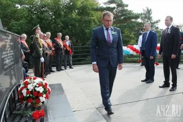 Фото: Кемеровчане возложили цветы к монументу «Память шахтёрам Кузбасса» 2