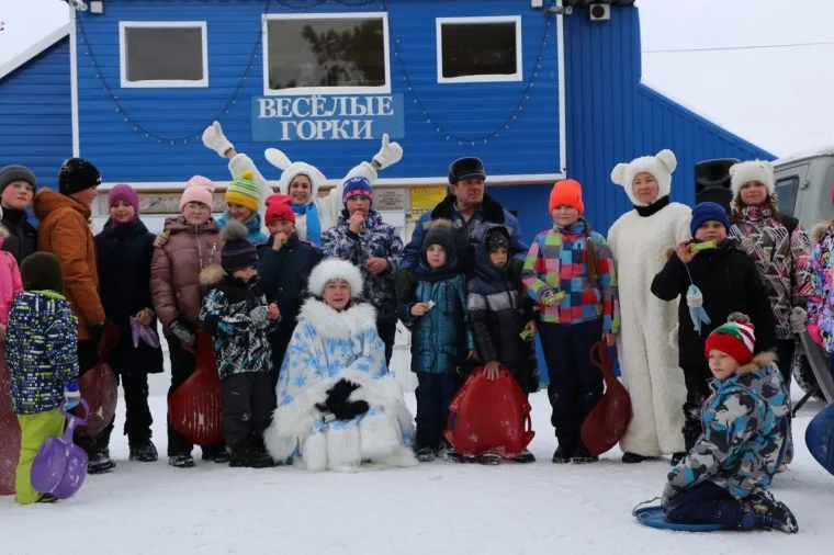 Фото: Мэр вручил награду знаменитому кузбасскому дяде Лёне: он каждый год строит горки для детей 4