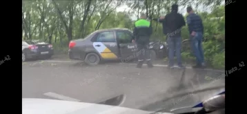 Фото: Последствия ДТП с участием автомобиля такси попали на видео 1