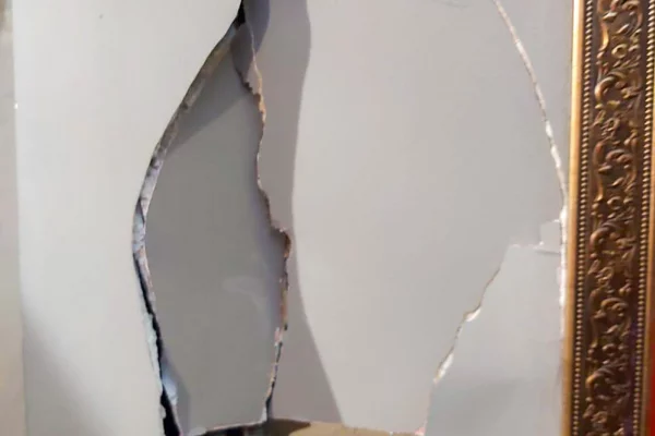 В Кемерове мужчина уснул в караоке-баре и повредил стену