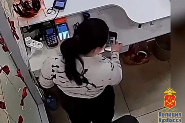 В Прокопьевске 20-летняя продавщица магазина ушла домой вместе с выручкой