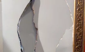 В Кемерове мужчина уснул в караоке-баре и повредил стену