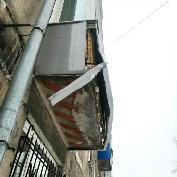 Фото: В Новокузнецке грузовики магазина постоянно ломают один и тот же балкон 3