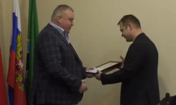 Фото: Мэр Мысков наградил мужчину, спасшего пожилую женщину из горящего дома 1