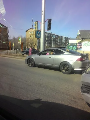 Фото: Кемеровчан поразила автоледи за рулём иномарки с ребёнком на коленях 1