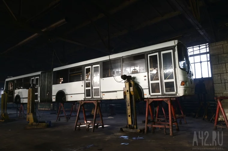 Фото: Слесарь рассказал о сложностях ремонта автобусов в Кемерове 5