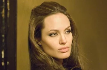 Фото: Пользователей Сети повеселила Анджелина Джоли, проигнорировавшая знаменитого рэпера  1