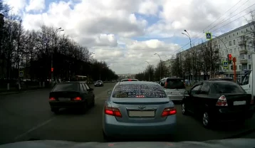 Фото: В Кемерове водитель Lada выехал на встречную полосу и проехал на красный свет 1