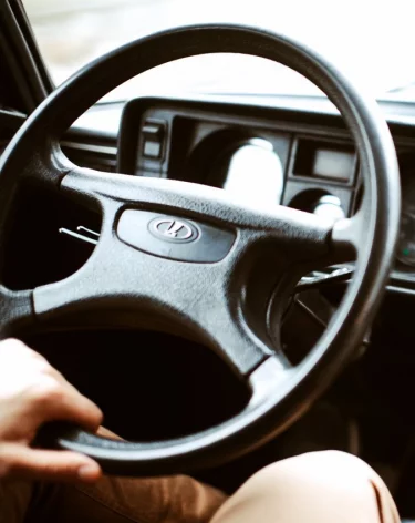 В Кемерове рецидивист на эвакуаторе угнал автомобиль