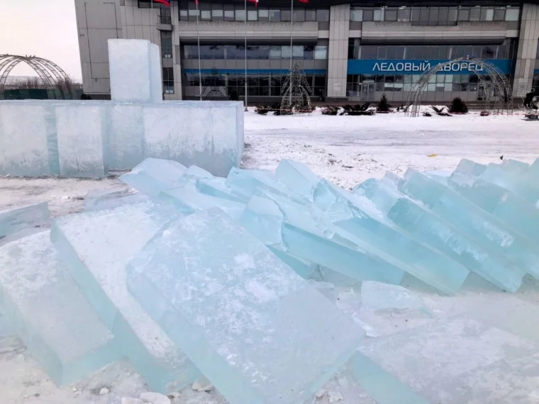 Фото: В Ленинске-Кузнецком вандалы сорвали строительство ледового городка на площади Мазикина 2