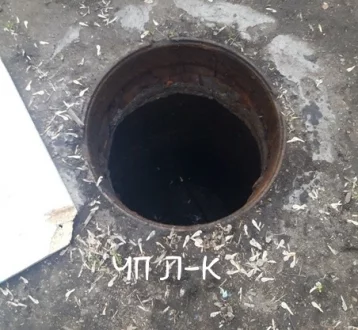 Фото: В Кузбассе маленький ребёнок провалился в канализационный колодец 1
