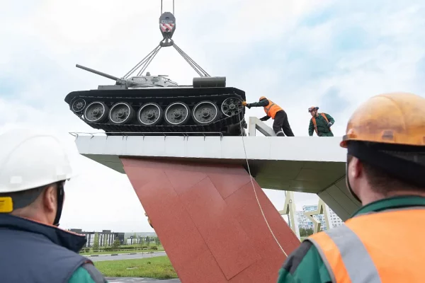 В Кемерове танк Т-34 вернули на постамент у кадетского училища