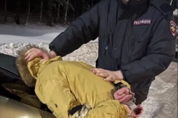 Двое кузбассовцев под угрозой оружия отобрали автомобиль у таксиста 