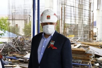Фото: «Полнейший бардак!»: Сергей Цивилёв осмотрел строительную площадку школы в кузбасском городе 1