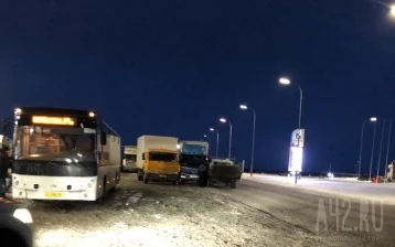 Фото: «Газель» и два грузовика столкнулись под Кемеровом 1