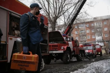 Фото: В Кузбассе ночью тушили пожар в жилом доме 1