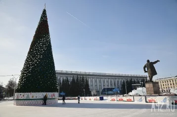 Фото: В мэрии Кемерова рассказали о сроках демонтажа новогодней ели на площади Советов 1