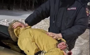 Двое кузбассовцев под угрозой оружия отобрали автомобиль у таксиста 