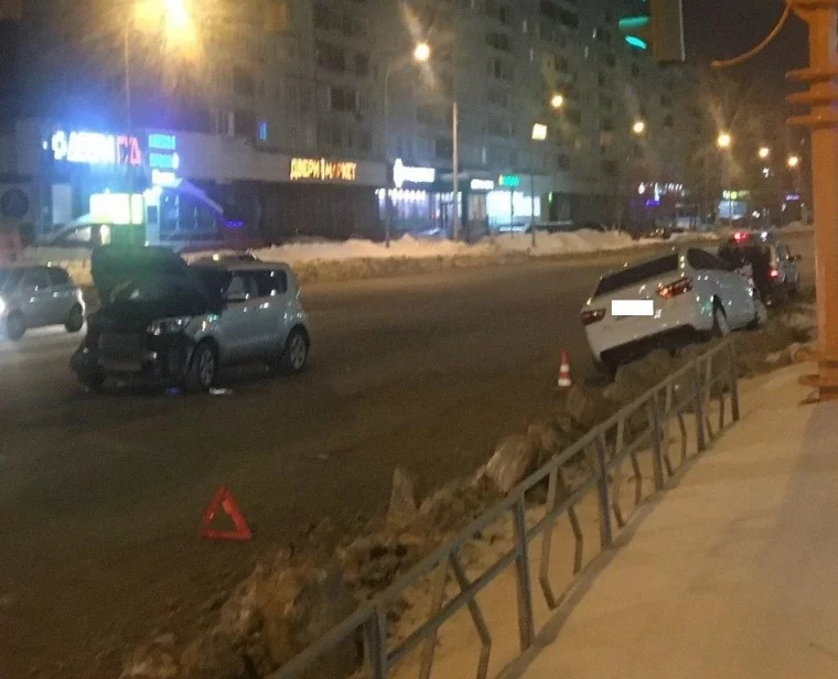 Фото: В Кемерове возле крупного гипермаркета разбились две машины 2