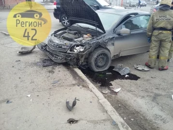 Фото: В Кемерове произошла серьёзная авария с участием «Волги» и Opel Astra 2