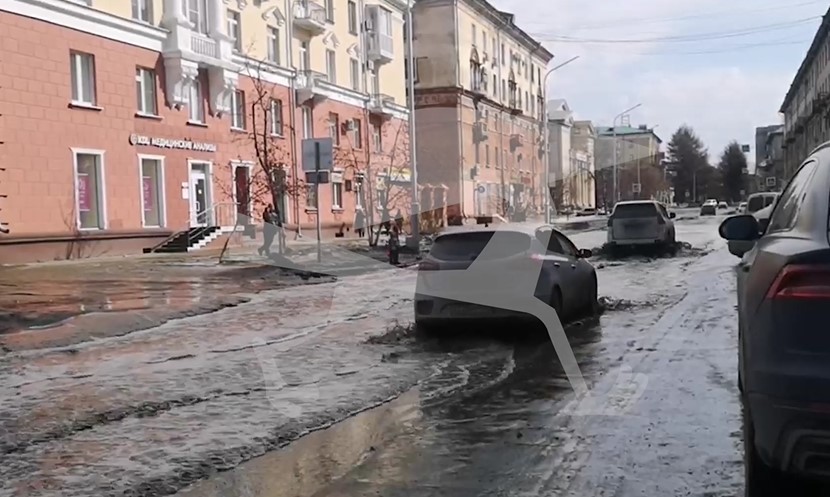 Лужи, грязь и ямы на дорогах: жители Кемерова раскритиковали уборку городских улиц