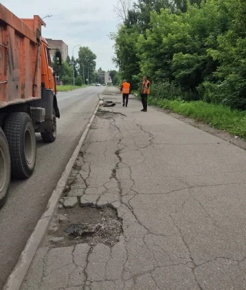 Фото: В Новокузнецке отремонтировали разбитый тротуар на улице Дузенко после вмешательства прокуратуры 1
