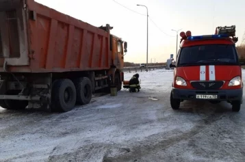 Фото: Тюменские спасатели помогли замёрзшему на трассе дальнобойщику из Кузбасса 1