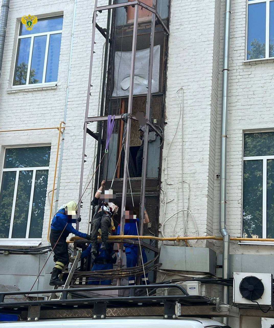В центре Москве рабочий упал в шахту лифта при ремонте